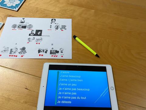 Une fiche d'exercices et une tablette utilisées pendant le cours